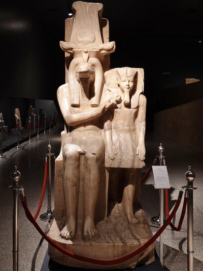 Amenhotep_III._Luxor_Museum_Statuen_Sobek_