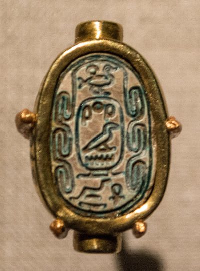 Chajan-Ring_scarab_Pharaoh_exhibit_-_Cleveland_Museum_of_Art_(cropped)
