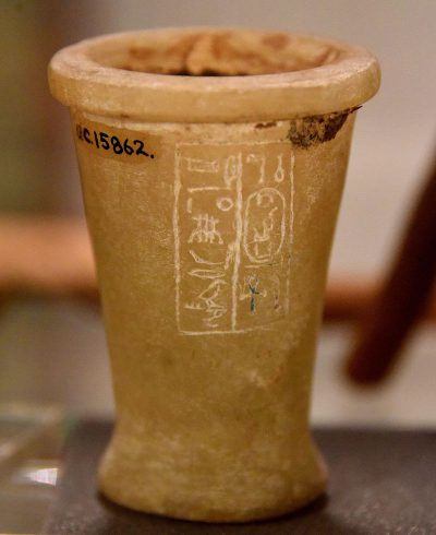 Hatsjepsut._From_Deir_el-Bahari,_Egypt._The_Petrie_Museum_of_Egyptian_Archaeology,_London