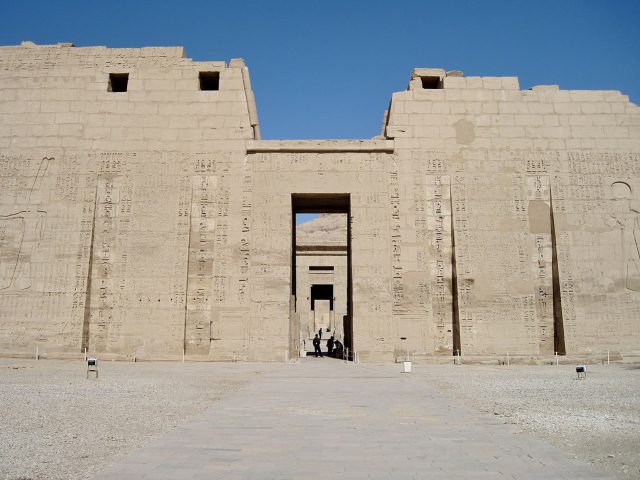 Ramses_III._Medinet_Habu_Tempel_02