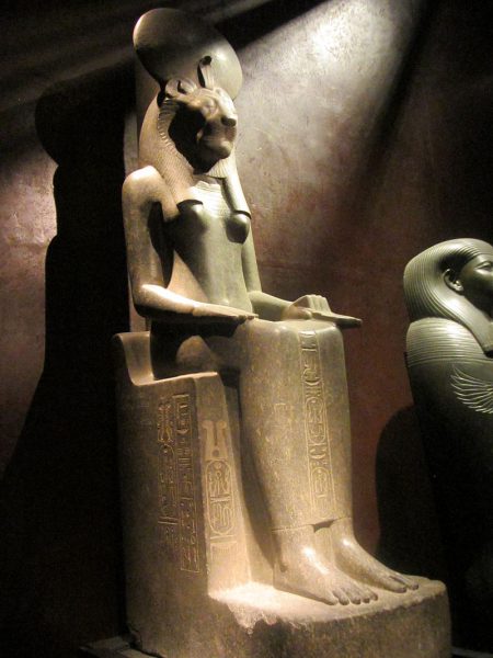 Ramses_IV_statua_divinità_Museo_Egizio_Torino
