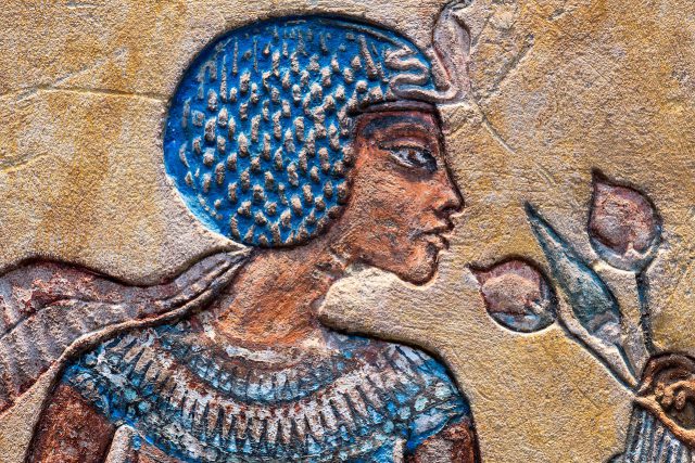 Smenchkare_Relief_of_a_young_pharaoh_and_a_queen_holding_flowers_02