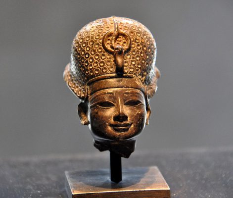 Thoetmose_IV_wearing_the_blue_crown._18th_Dynasty._State_Museum_of_Egyptian_Art,_Munich