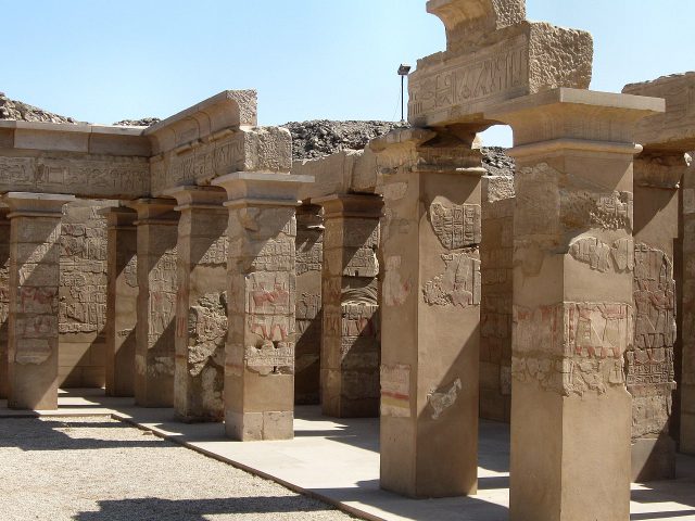 Thoetmose_IV’s_peristyle_hall_(Horus-2009)