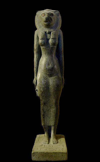 Piye_Louvre_statue_deesse_Bastet_E3915_rwk