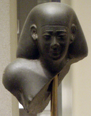 Apries-Statue_of_military_commander_Amasis,_Metropolitan_Museum_of_Art