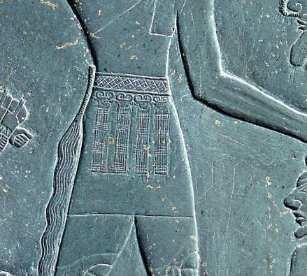 Narmer_palette_83d40m_hathor_atop_columns_below_belt_of_king