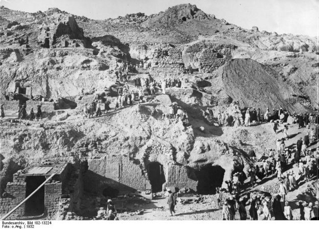 Im Ausgrabungsgebiet von Thebis/Aegypten!
Blick auf die Ausgrabungen. Tausende von Eingeborenen werden hierbei beschäftigt, um wissenschaftliche Funde unter Leitung deutscher und englischer Gelehrter freizulegen.