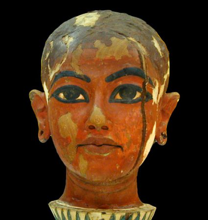 La tombe de Toutankhamon (1340-1331 AV. J.C.) a été découverte par Howard Carter en novembre 1922.

Le pharaon est mort à 19 ans, sa momie se trouvait dans un cercueil en or massif, placé à l'intérieur de 2 cercueils en bois. Ces 3 cercueils étaient dans un sarcophage de quartzite à couvercle de granit rouge.

Autour du sarcophage, s'emboîtaient les unes dans les autres, 4 chapelles en bois doré qui occupaient entièrement la salle du sarcophage.